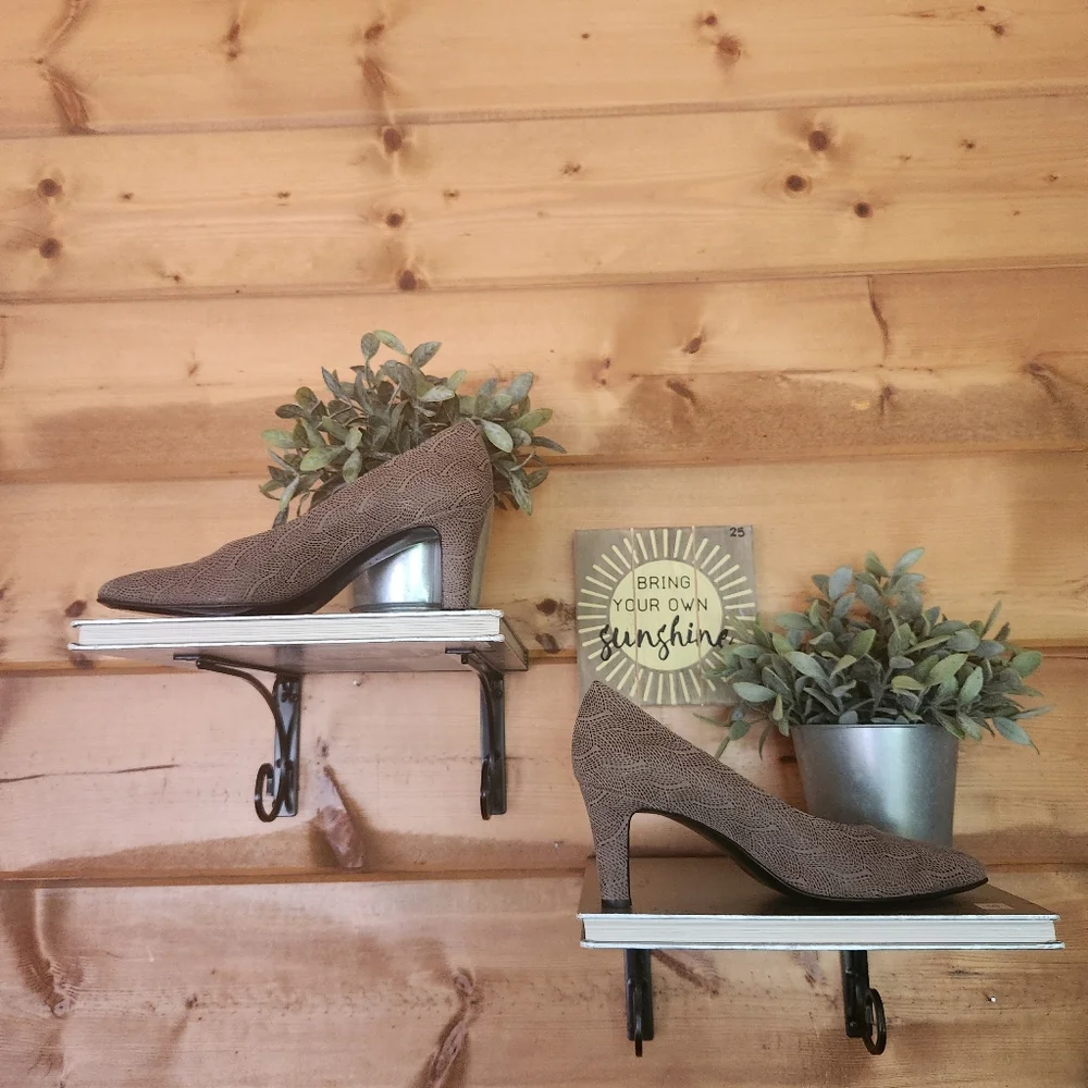 BRUNO MAGLI Vintage Italy Taupe Circle Emboss Leather Pump Designer Heels 7.5 AA
